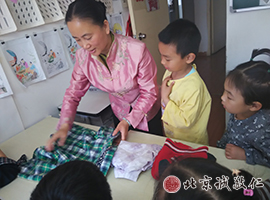 學會自己穿衣、扣扣子，疊衣服