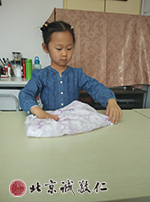 學會自己穿衣、扣扣子，疊衣服