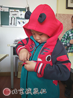 學會自己穿衣、扣扣子，疊衣服