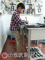 站樁懸腕書寫，既靜心又提升功力。