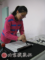 站樁懸腕書寫，練就書法基本功，提升專注能力。