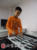 站樁懸腕書寫，練就書法基本功，提升專注能力。