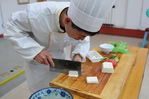 吳老師現場表演刀切豆腐絲