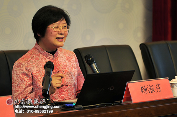 楊淑芬老師為東湖中學師生代表講《弟子規對人生的重要性》