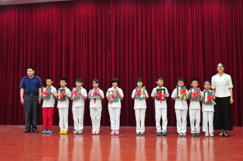 虞向陽(yáng)老師與受贈(zèng)師生代表合影