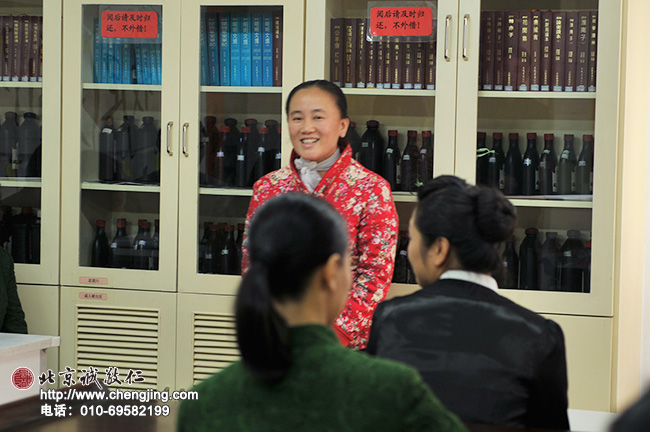 楊老師書法教室副主任周老師介紹書法班教學情況。