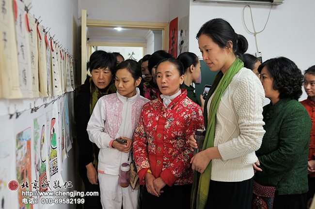 老師們在作品掛滿墻的小教室發現孩子們給圖畫上色的作品。