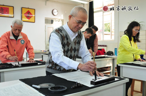 配圖：臺灣客人體驗書法