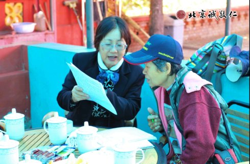 配圖：夫妻關系專題研討會，學員在認真討論交流。