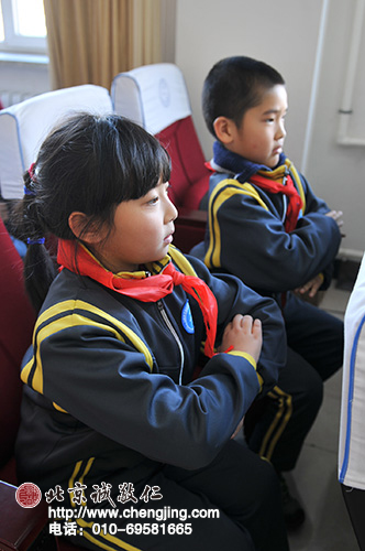 當楊奶奶問上課應怎樣聽講時，同學們立刻端正做好