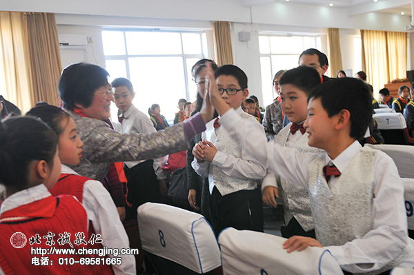 同學演示如何給父母捶背