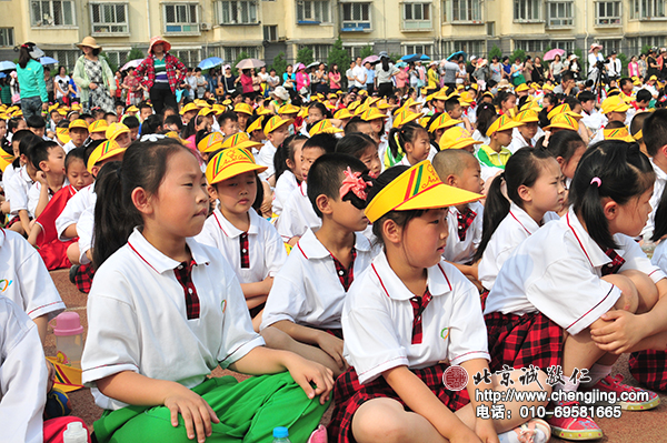 同學們整齊有序的進場，等候活動開始