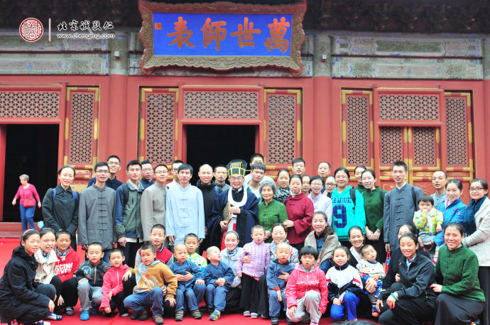 同學(xué)們整齊有序的進(jìn)場(chǎng)，等候活動(dòng)開始