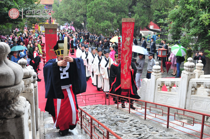 同學(xué)們整齊有序的進(jìn)場(chǎng)，等候活動(dòng)開始