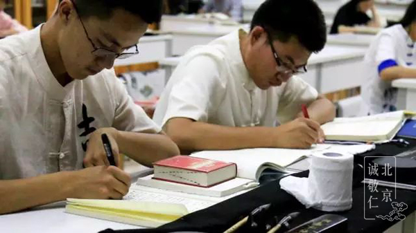 每天課間睡前，他們都用來記錄日記